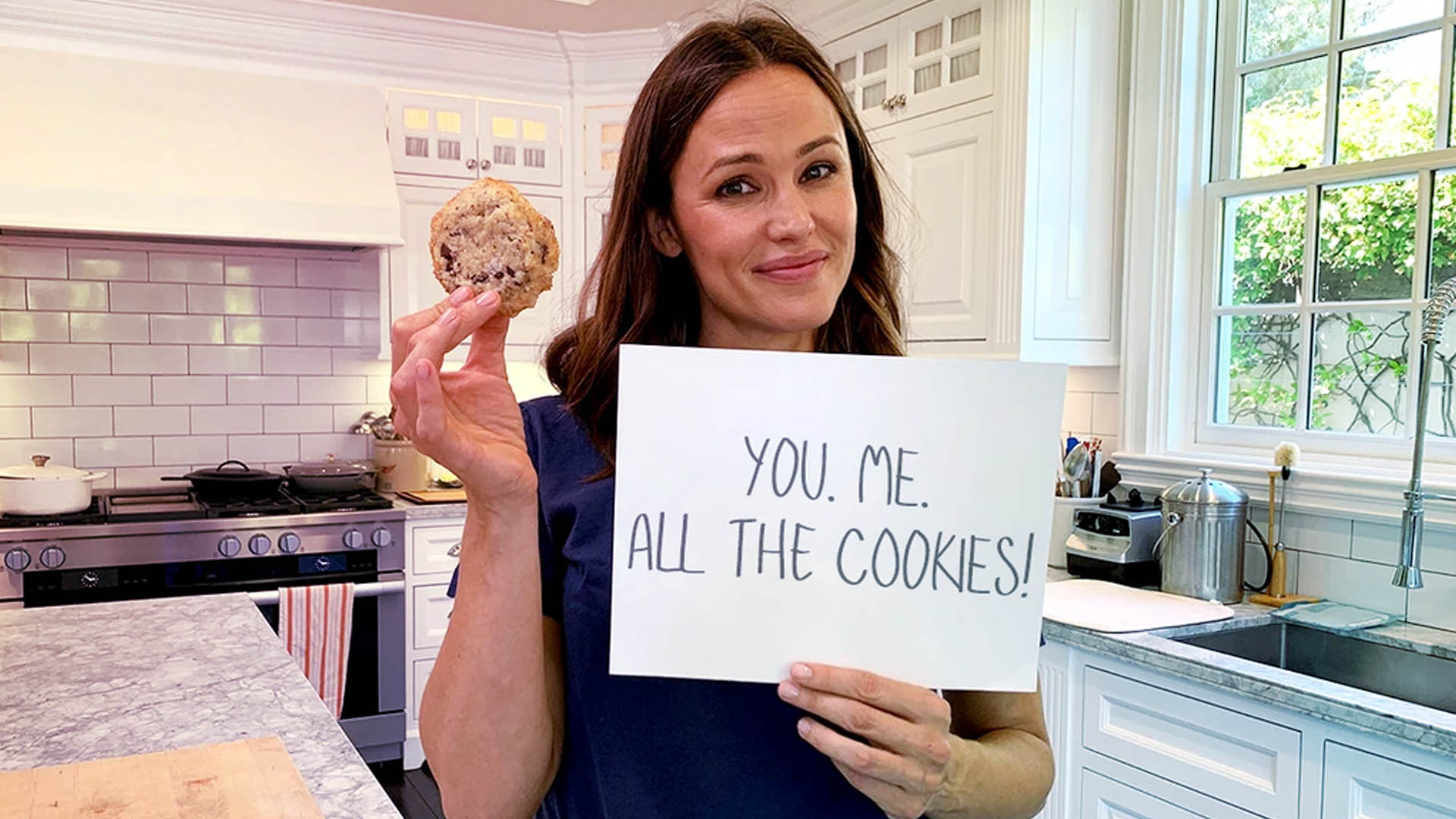 Jennifer Garner bakes homemade cookies