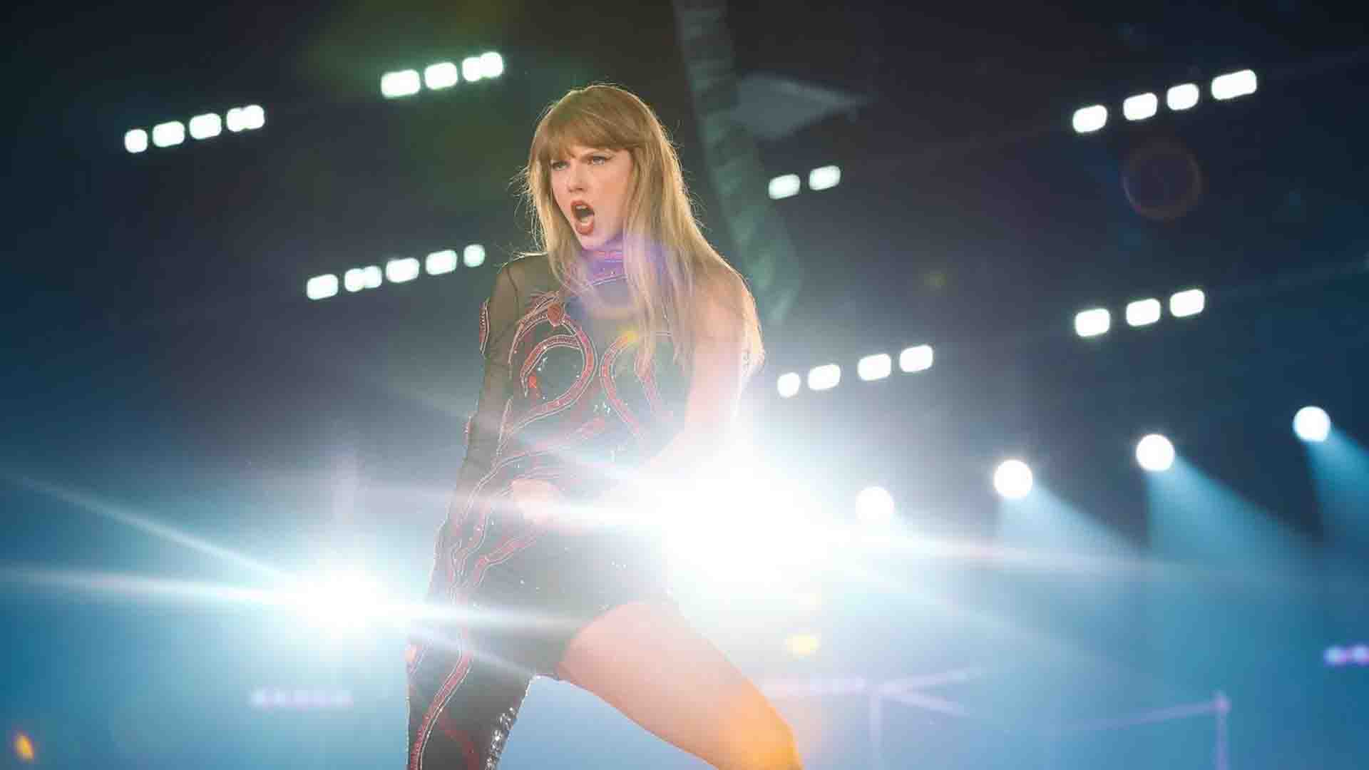 Taylor Swift Handled Stage Malfunction Like A Profession.
