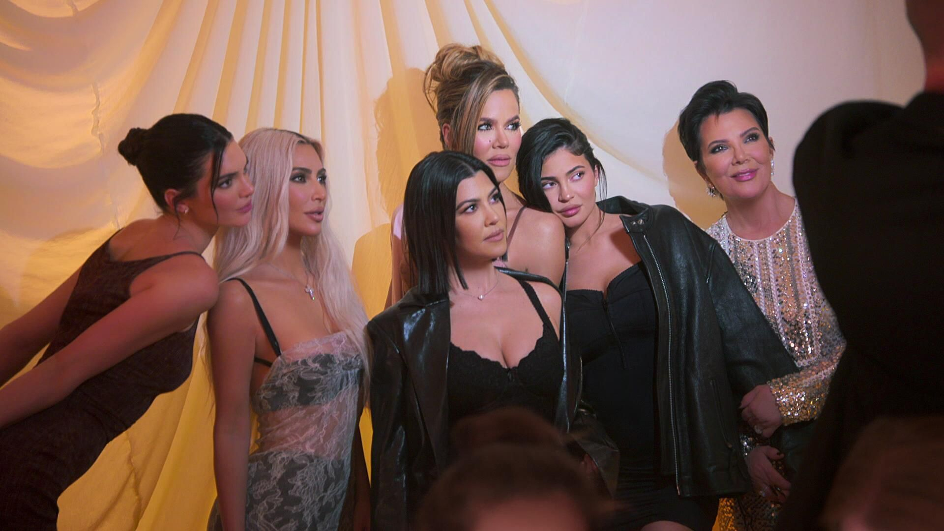 The Kardashians Season 4 Trailer Reveals Kim and Kourtney’s