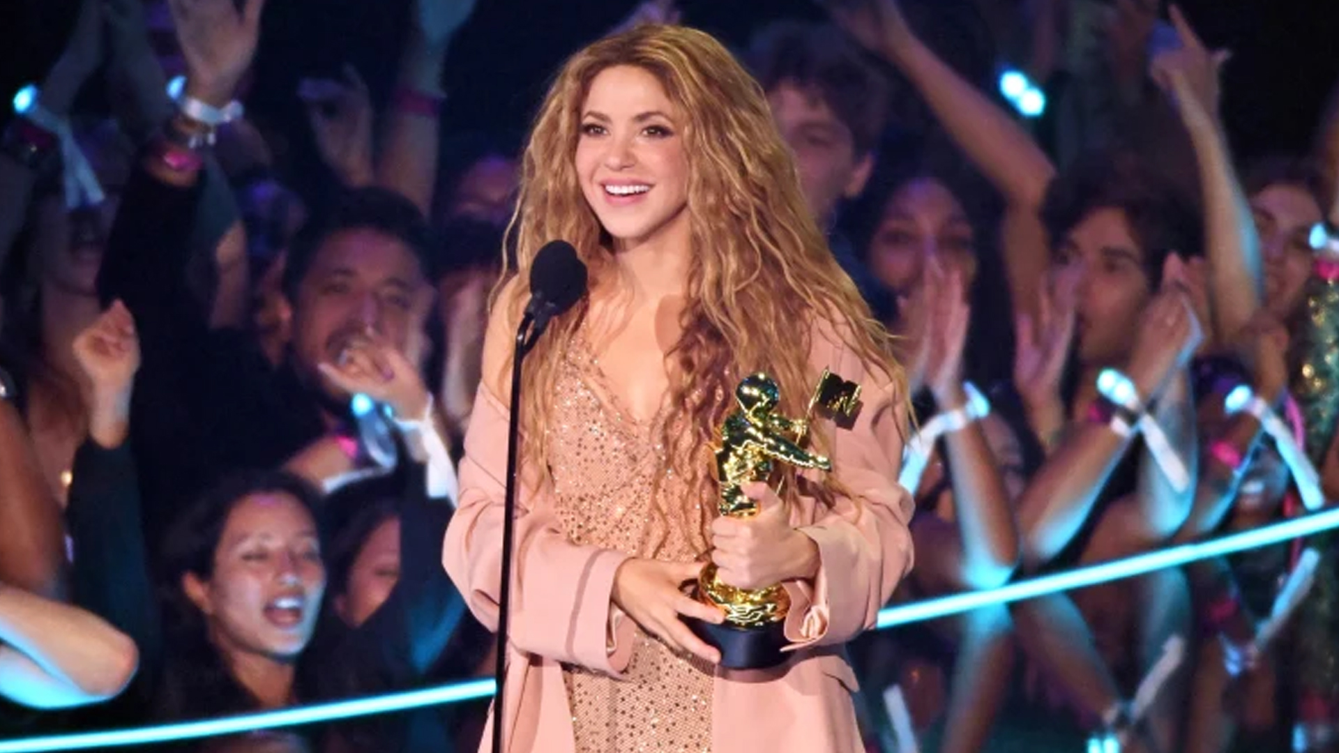 Shakira Surfs Crowd at MTV VMAs 2023 Performance.